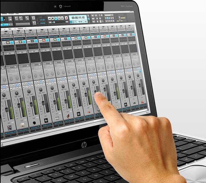 Mixando e tocando na tela do computador - software Sonar