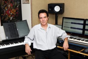 Luciano Alves com teclados no estúdio CTMLA, RJ