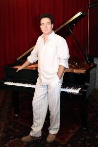 Luciano Alves no piano de cauda, gravação CD Nazareth