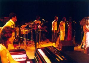 Luciano Alves tocando piano Fender com a banda de Elba Ramalho, Israel