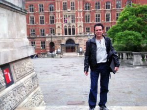 Luciano Alves na frente do Royal Academy of Music, London, 2012
