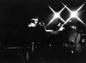 Luciano Alves tocando órgão Hammond - Mutantes, 1976