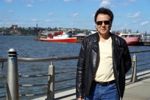 Luciano Alves em NY, 2014 com Hudson River atrás