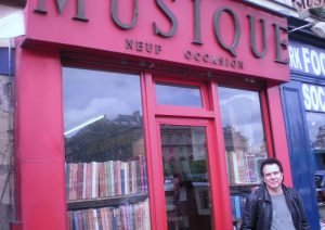 Luciano Alves em frente à loja Pugno, Paris, 2012