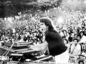 Luciano Alves tocando teclados no Parque da Lagoa, RJ