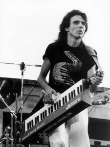 Luciano Alves tocando teclado remoto - show no Parque da Lagoa, RJ