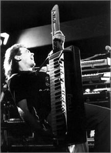 Luciano Alves tocando Moog Liberation - show no Rio Centro, RJ