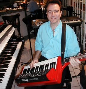 Luciano Alves tocando Moog Liberation - show na Modern Sound, RJ