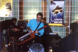 Luciano Alves tocando Moog Liberation - show na Modern Sound, RJ