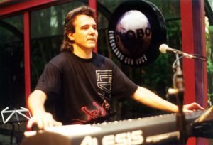 Luciano Alves tocando sintetizador - show na Ritmo, RJ