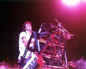 Luciano Alves tocando teclados, show em Recife