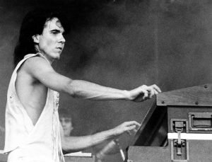 Luciano Alves tocando teclados no Rock in Rio, 1985
