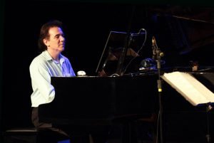Luciano Alves no piano de cauda, show no RJ