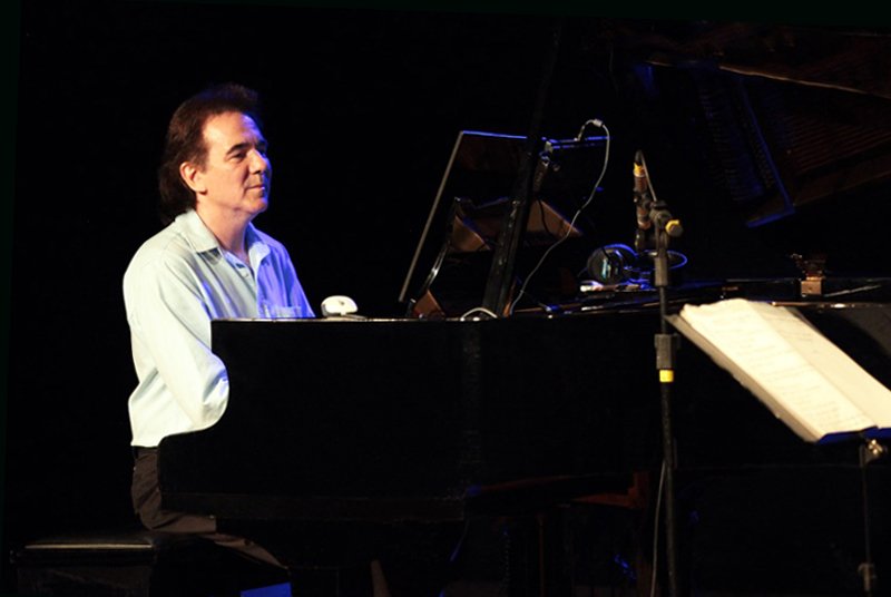 Luciano Alves no piano de cauda, show no RJ