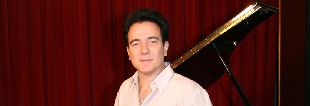 Pianista Luciano Alves no estúdio